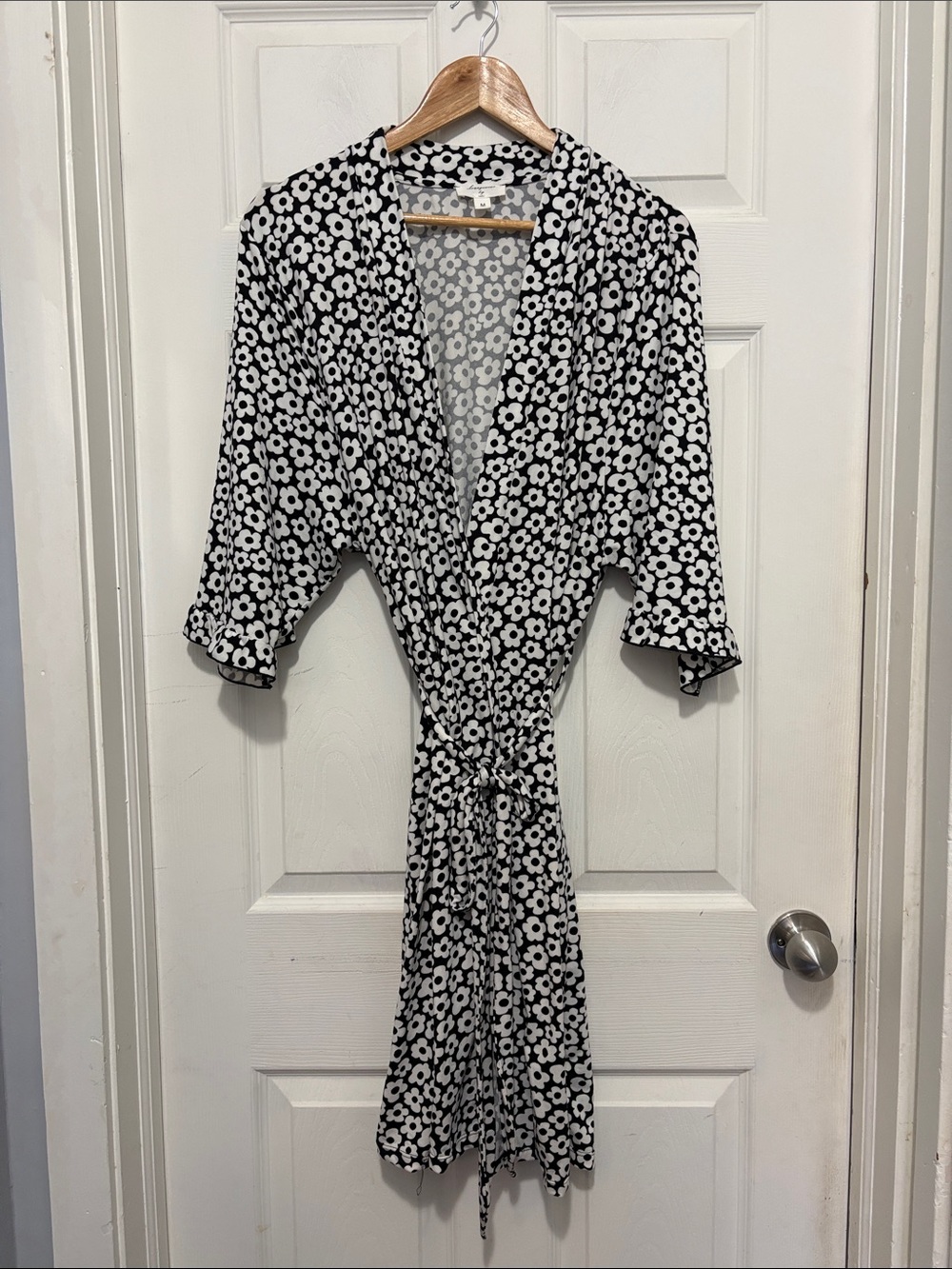 MIS/ Black and White Floral Robe with Ruffle Sleeves